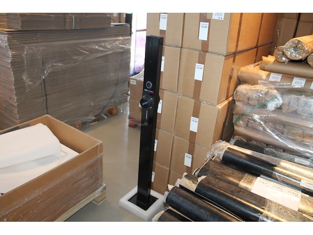 Dubbelzijdige laadpaal met betonnen voet, hoogte 130 cm, 2 kabelhaken en houders voor stekker. - afbeelding 1 van  4