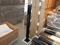 Dubbelzijdige laadpaal met betonnen voet, hoogte 130 cm, 2 kabelhaken en houders voor stekker. - afbeelding 1 van  4