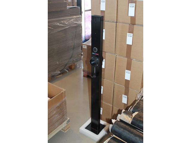 Dubbelzijdige laadpaal met betonnen voet, hoogte 130 cm, 2 kabelhaken en houders voor stekker. - afbeelding 2 van  4