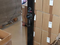 Dubbelzijdige laadpaal met betonnen voet, hoogte 130 cm, 2 kabelhaken en houders voor stekker. - afbeelding 2 van  4