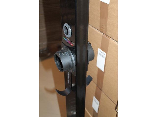 Dubbelzijdige laadpaal met betonnen voet, hoogte 130 cm, 2 kabelhaken en houders voor stekker. - afbeelding 3 van  4