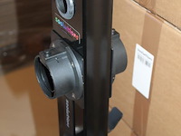 Dubbelzijdige laadpaal met betonnen voet, hoogte 130 cm, 2 kabelhaken en houders voor stekker. - afbeelding 3 van  4