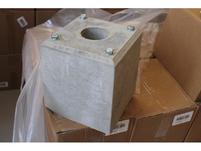 Dubbelzijdige laadpaal met betonnen voet, hoogte 130 cm, 2 kabelhaken en houders voor stekker. - afbeelding 4 van  4