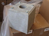 Dubbelzijdige laadpaal met betonnen voet, hoogte 130 cm, 2 kabelhaken en houders voor stekker. - afbeelding 4 van  4