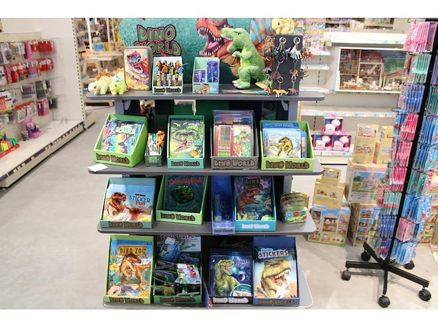 Dubbelzijdige winkelstelling met grote hoeveelheid dino world-producten w.o. schrijf- en kleurgerei, notiti... - afbeelding 1 van  2