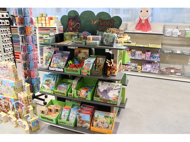 Dubbelzijdige winkelstelling met grote hoeveelheid dino world-producten w.o. schrijf- en kleurgerei, notiti... - afbeelding 2 van  2