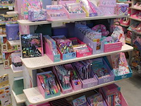 Dubbelzijdige winkelstelling met grote hoeveelheid miss melody- en ylvi-producten w.o. armbandjes, kleurboe... - afbeelding 2 van  4