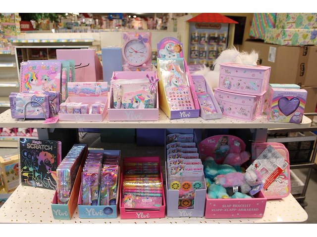 Dubbelzijdige winkelstelling met grote hoeveelheid miss melody- en ylvi-producten w.o. armbandjes, kleurboe... - afbeelding 3 van  4
