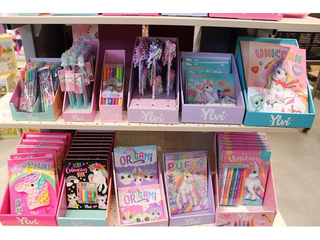 Dubbelzijdige winkelstelling met grote hoeveelheid miss melody- en ylvi-producten w.o. armbandjes, kleurboe... - afbeelding 4 van  4