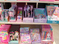 Dubbelzijdige winkelstelling met grote hoeveelheid miss melody- en ylvi-producten w.o. armbandjes, kleurboe... - afbeelding 4 van  4