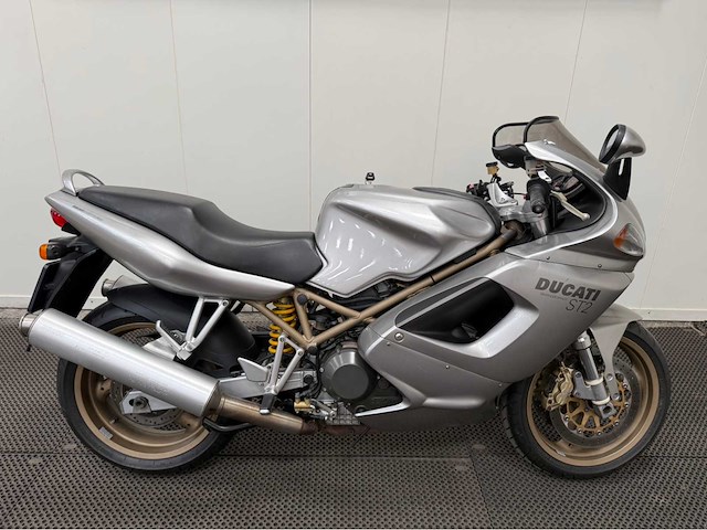 Ducati - tour - st 2 - motorfiets - 2001 - afbeelding 1 van  15