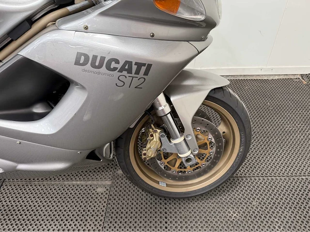 Ducati - tour - st 2 - motorfiets - 2001 - afbeelding 3 van  19
