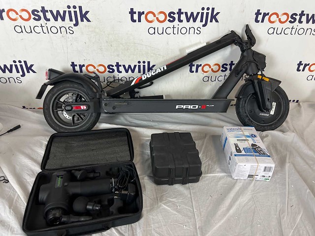Ducati elektrische step | waterflosser | remington hc5880 | tunturi massagegun - afbeelding 1 van  1