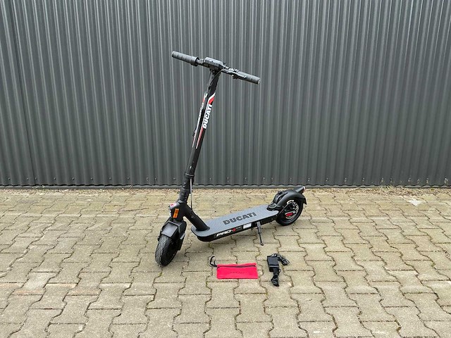 Ducati pro-ii plus elektrische step / e-streetscooter - afbeelding 1 van  9
