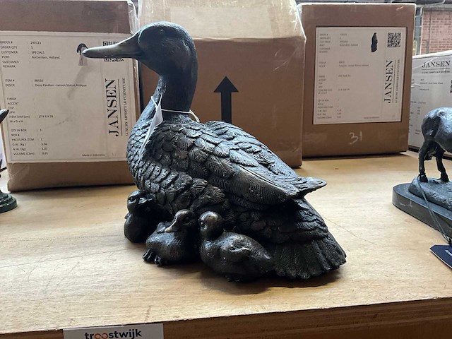 Duck with duckling decoratief beeld - afbeelding 2 van  3