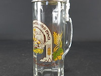 Duitse bierkroes met tinnen deksel - afbeelding 1 van  5