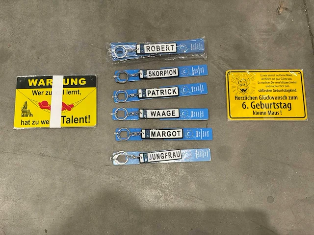 Duitse sleutelhangers en duitstalige kaarten (10000x) - afbeelding 1 van  7