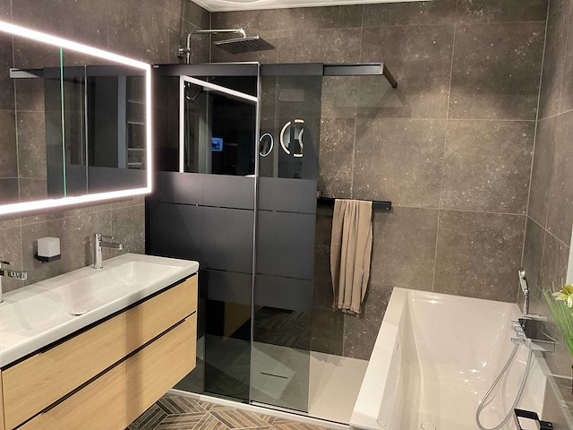 Duka-villeroy&boch inloopdouchewand met schuifdeur en douchevloer - afbeelding 1 van  8