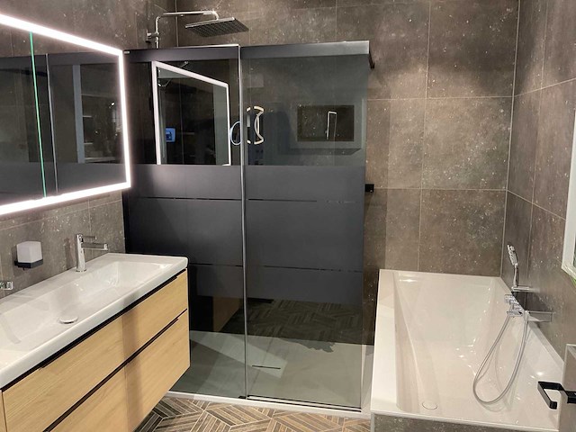 Duka-villeroy&boch inloopdouchewand met schuifdeur en douchevloer - afbeelding 2 van  8