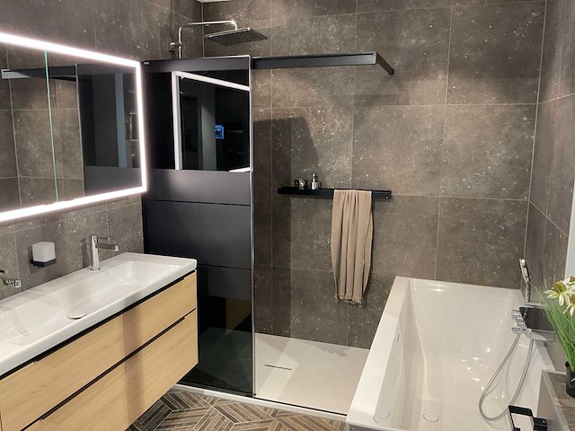 Duka-villeroy&boch inloopdouchewand met schuifdeur en douchevloer - afbeelding 3 van  8