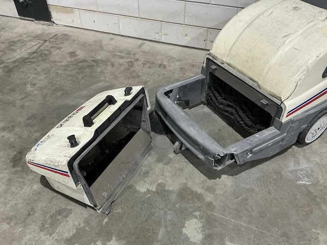 Dulevo 700 sprint elektrische veegmachine - afbeelding 9 van  11