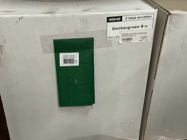 Duni donkergroen doos á 2000 stuks servetten (4x) - afbeelding 2 van  2