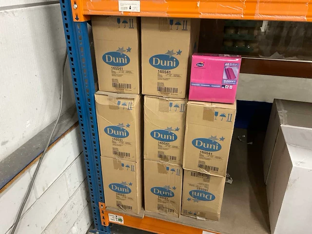 Duni fuchsia doos á 12x60 stuks servetten (8x) - afbeelding 2 van  3