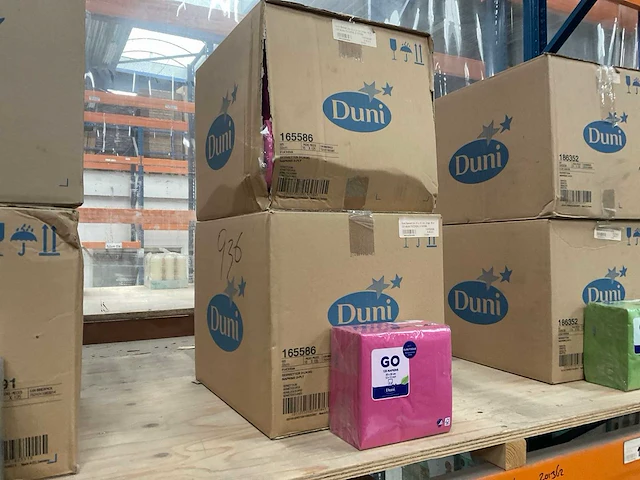 Duni fuchsia doos á 16x125 stuks servetten (2x) - afbeelding 2 van  3
