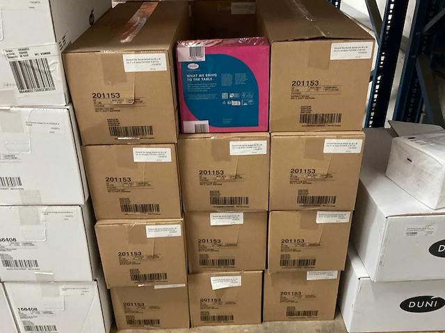 Duni fuchsia doos á 6x60 stuks servetten (22x) - afbeelding 2 van  3