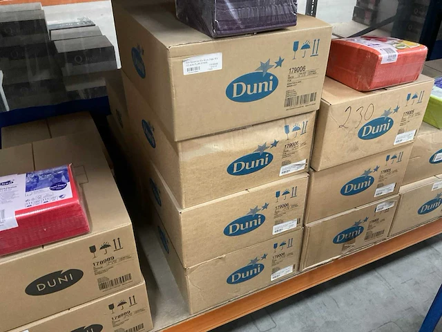 Duni plum doos á 10x125 stuks servetten (6x) - afbeelding 2 van  3