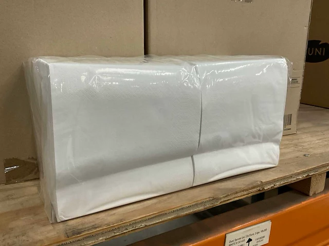 Duni white doos á 10x300 stuks servetten (4x) - afbeelding 1 van  3