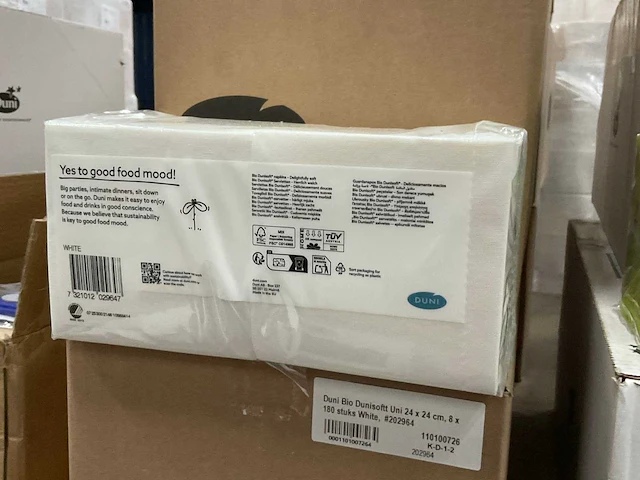 Duni white doos á 8x180 stuks servetten (6x) - afbeelding 1 van  2