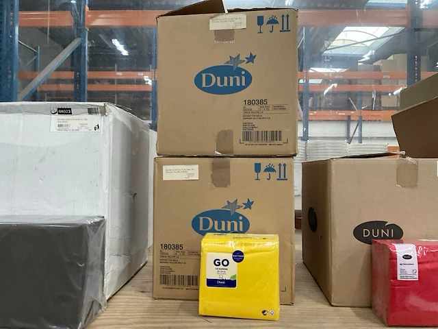 Duni yellow doos á 16x125 stuks servetten (2x) - afbeelding 2 van  3