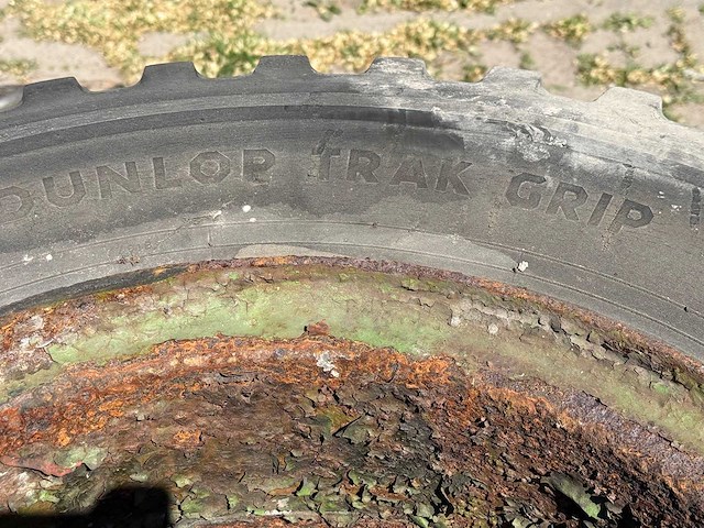 Dunlop - trak grip - band 11.00r20 (3x) - afbeelding 1 van  4