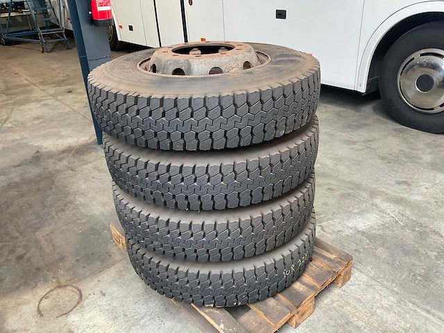 Dunlop sp431 vrachtwagen/bus band met velg - afbeelding 1 van  7