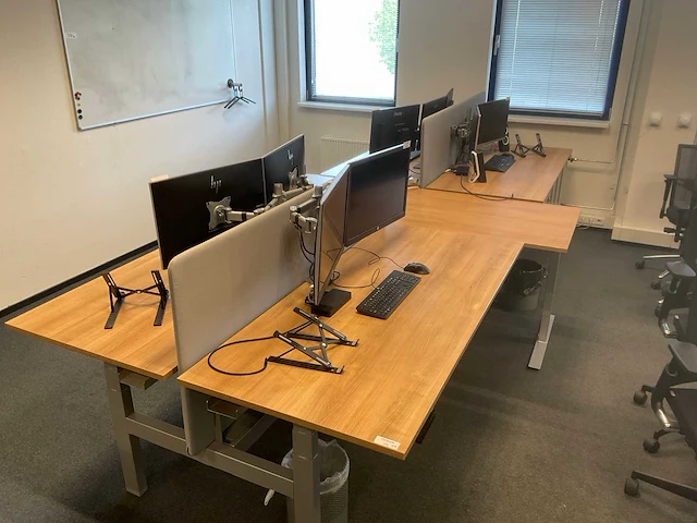 Duo zit-sta bureau (2x) met 1 los bureau. - afbeelding 2 van  8