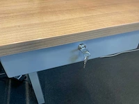 Duo zit-sta bureau (2x) met 1 los bureau. - afbeelding 3 van  8