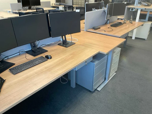 Duo zit-sta bureau (2x) met 1 los bureau. - afbeelding 7 van  8