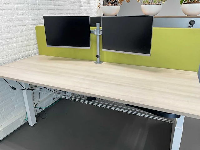 Duo zit-sta bureau met 4 monitoren - afbeelding 5 van  21