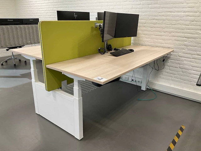 Duo zit-sta bureau met 4 monitoren - afbeelding 12 van  21