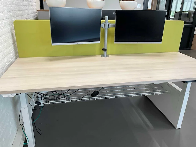 Duo zit-sta bureau met 4 monitoren - afbeelding 4 van  21