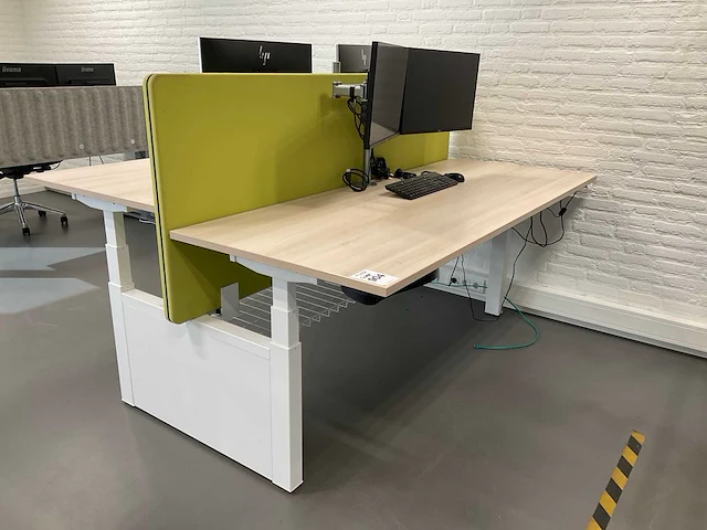 Duo zit-sta bureau met 4 monitoren - afbeelding 1 van  21