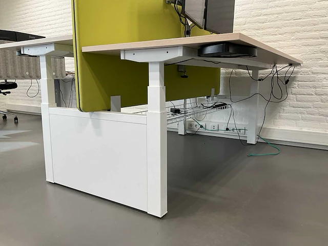 Duo zit-sta bureau met 4 monitoren - afbeelding 13 van  21
