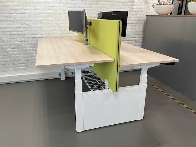 Duo zit-sta bureau met 4 monitoren - afbeelding 3 van  7