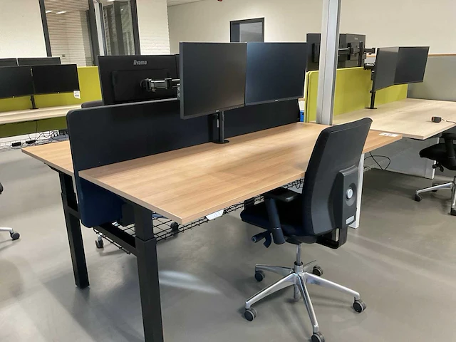 Duo zit-sta werkplek met monitoren en bureaustoelen - afbeelding 2 van  7