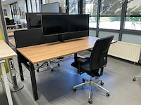 Duo zit-sta werkplek met monitoren en bureaustoelen - afbeelding 4 van  7