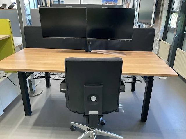 Duo zit-sta werkplek met monitoren en bureaustoelen - afbeelding 5 van  7