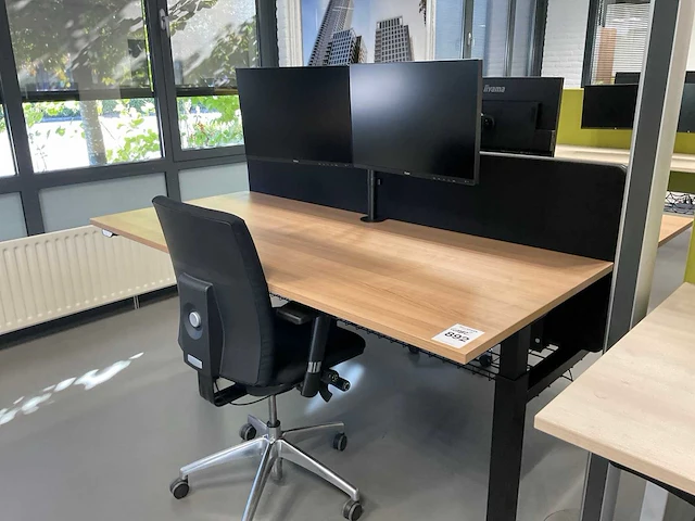 Duo zit-sta werkplek met monitoren en bureaustoelen - afbeelding 1 van  7