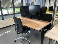 Duo zit-sta werkplek met monitoren en bureaustoelen