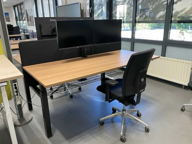Duo zit-sta werkplek met monitoren en bureaustoelen - afbeelding 4 van  7